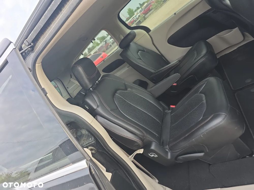 Chrysler Pacifica - 3