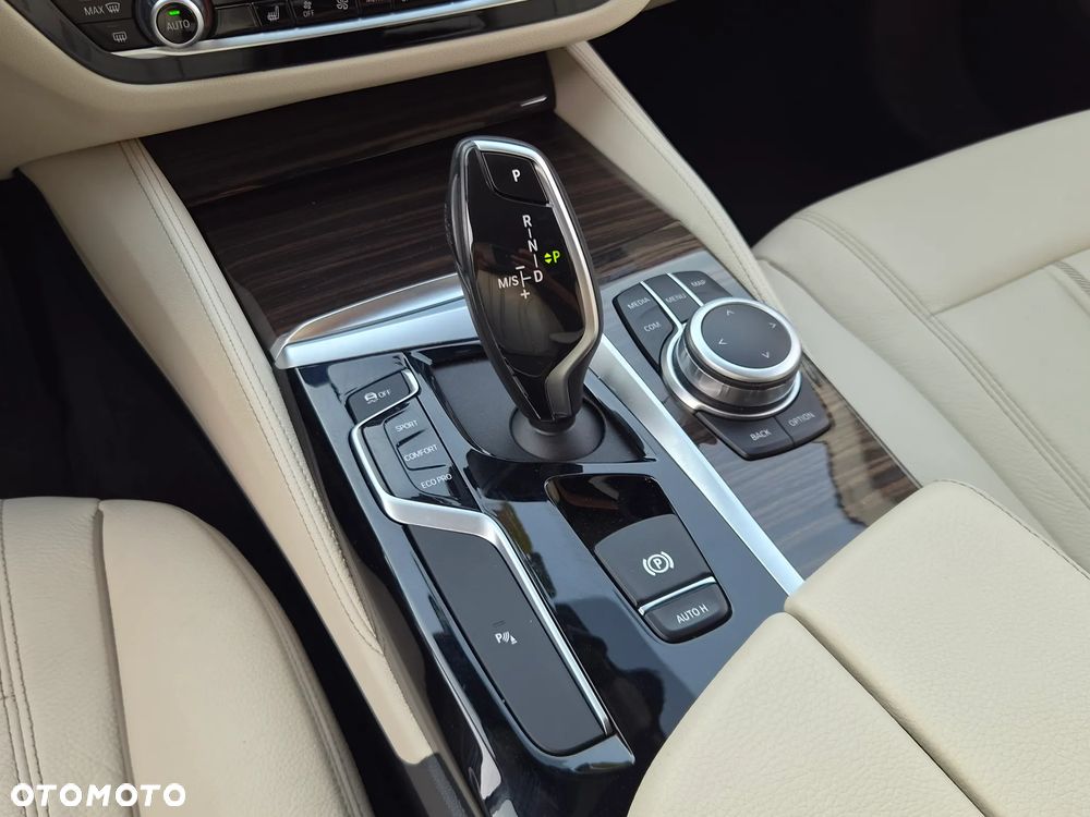 BMW Seria 5 520d xDrive Luxury Line sport - 10