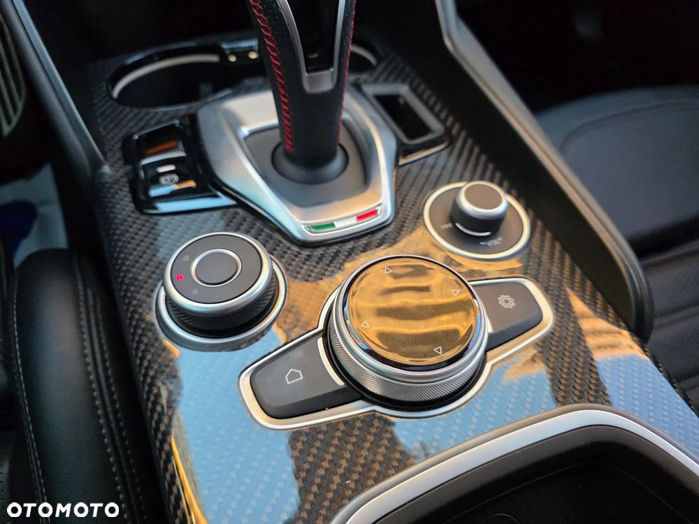 Alfa Romeo Giulia 2.0 Turbo 16V AT8-Q4 Estrema - 22