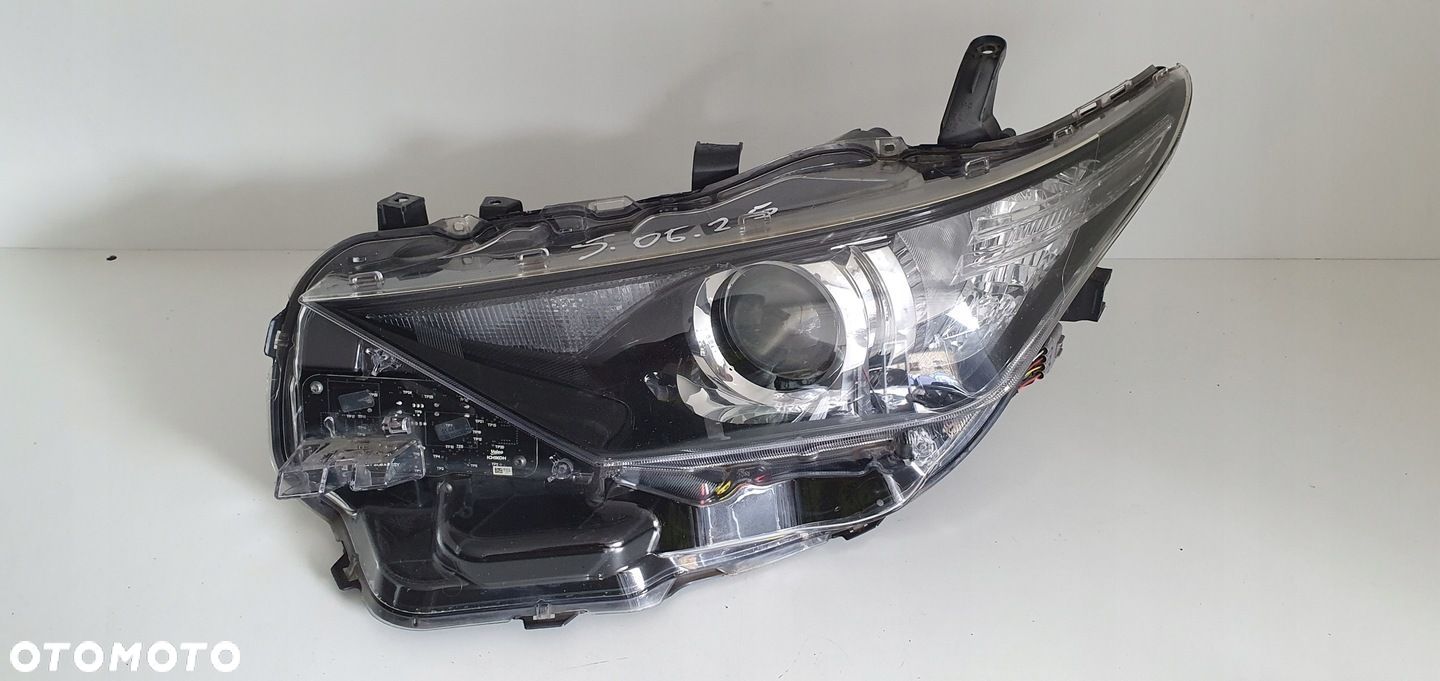 TOYOTA AURIS II 2 LIFT LAMPA LEWA PRZÓD EU - 1