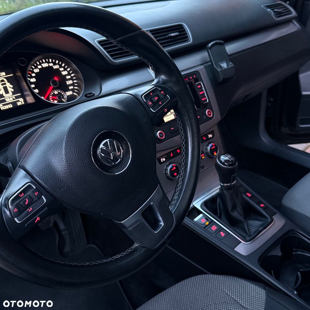 Volkswagen Passat 2.0 TDI Comfortline - 12