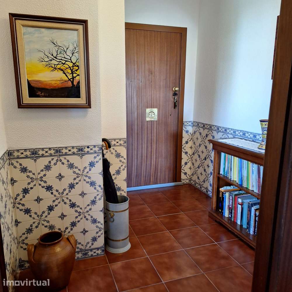 Apartamento T1, 5º andar, com garagem à venda em Carcavelos. - Grande imagem: 2/6
