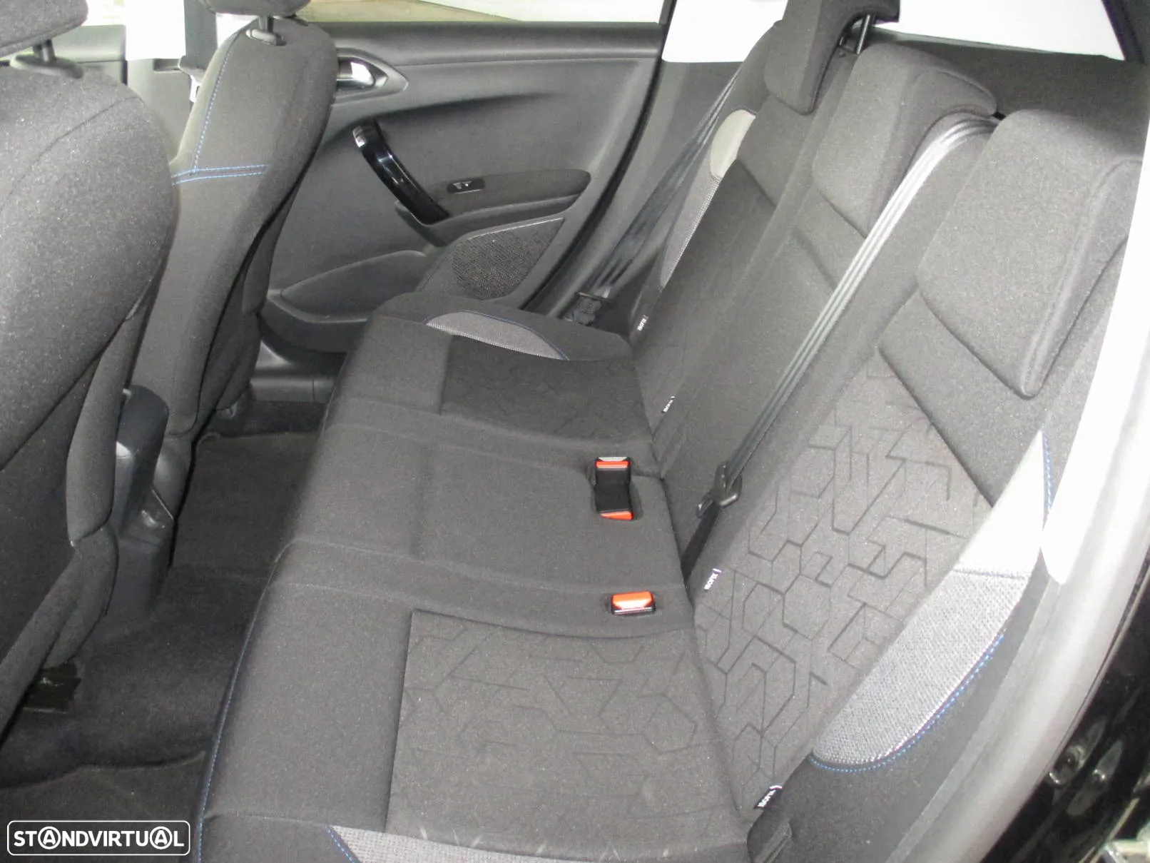 Peugeot 2008 1.5 BlueHDi Signature - 15