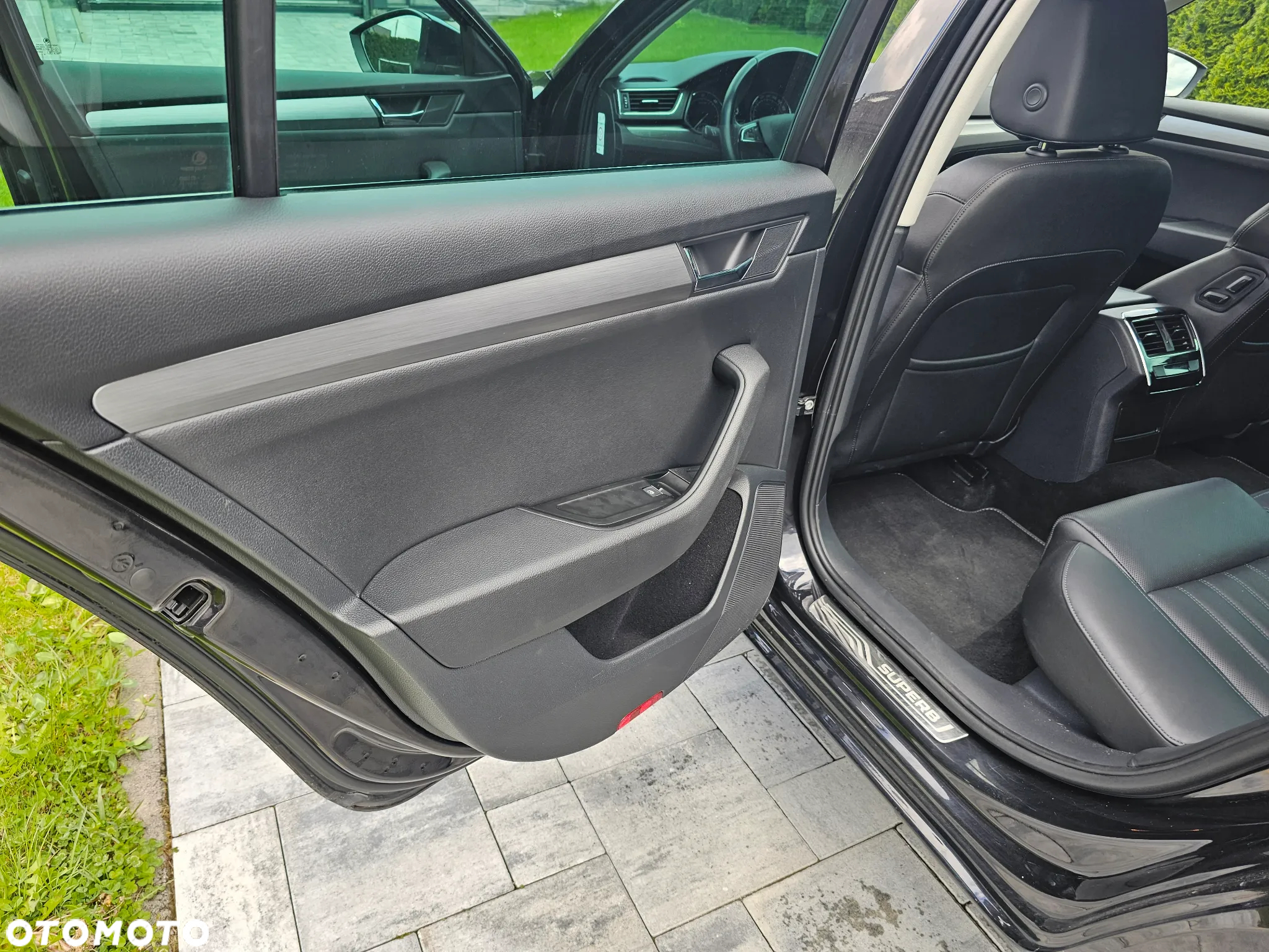 Skoda Superb 2.0 TDI Premium Edition - 11