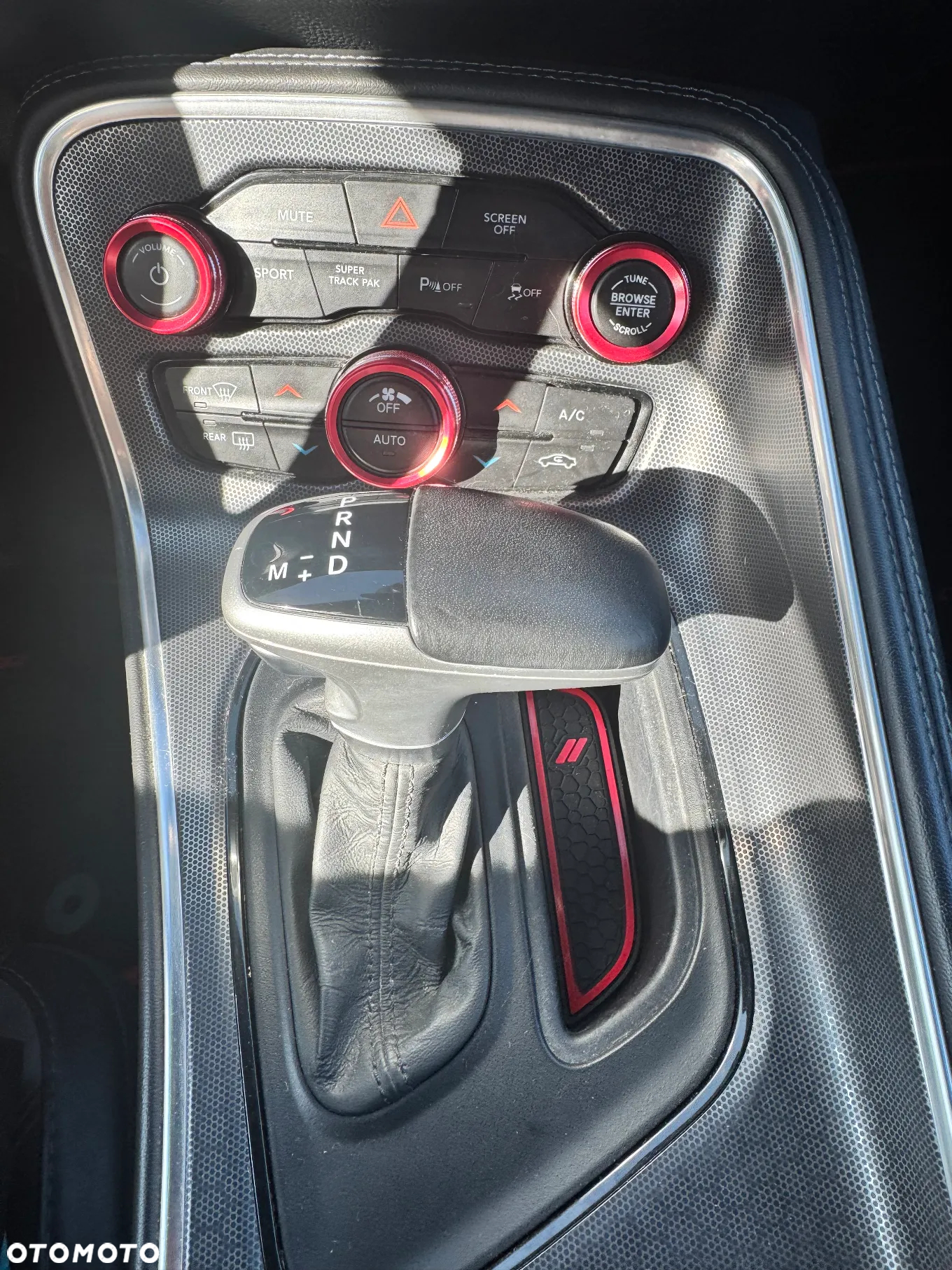 Dodge Challenger - 12