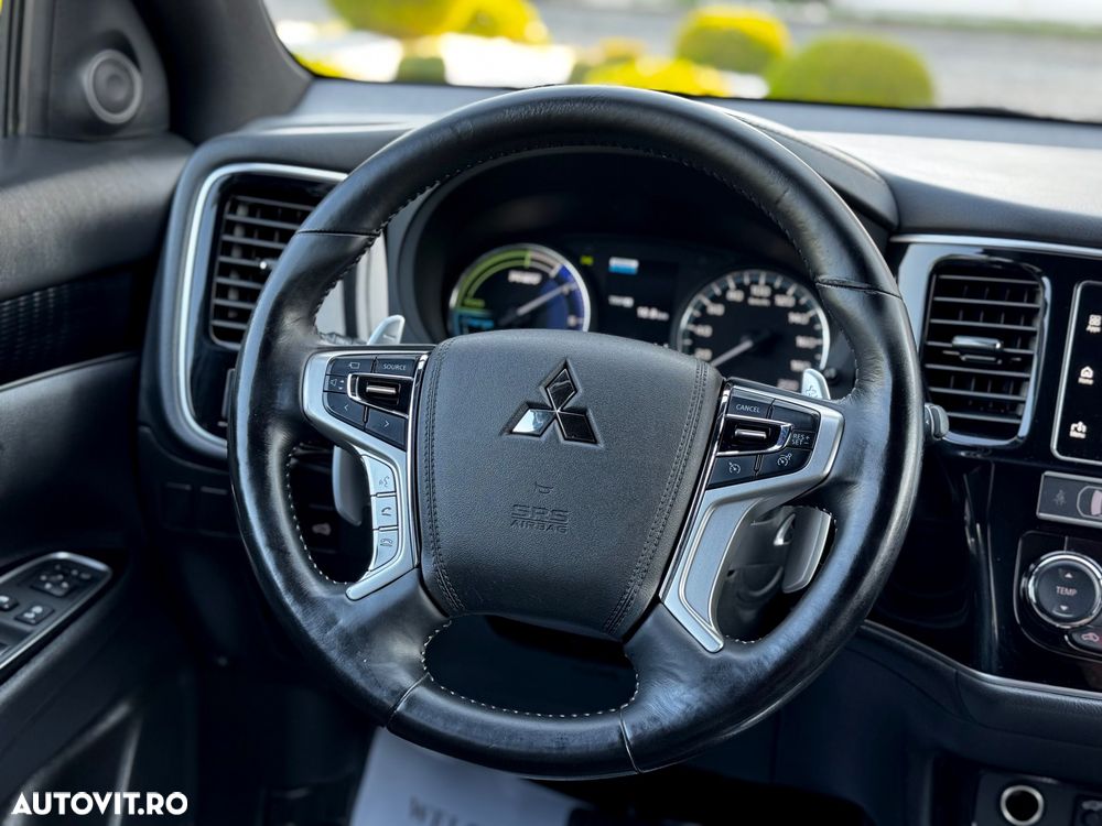 Mitsubishi Outlander 2.4 4WD Plug-In Hybrid Top - 18