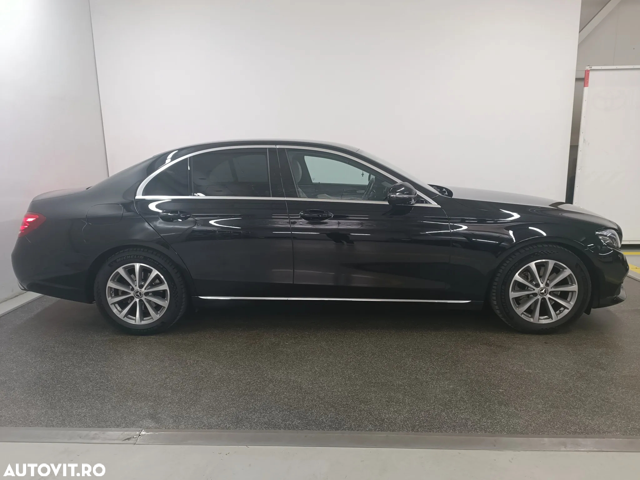 Mercedes-Benz E 200 4MATIC Aut. - 4