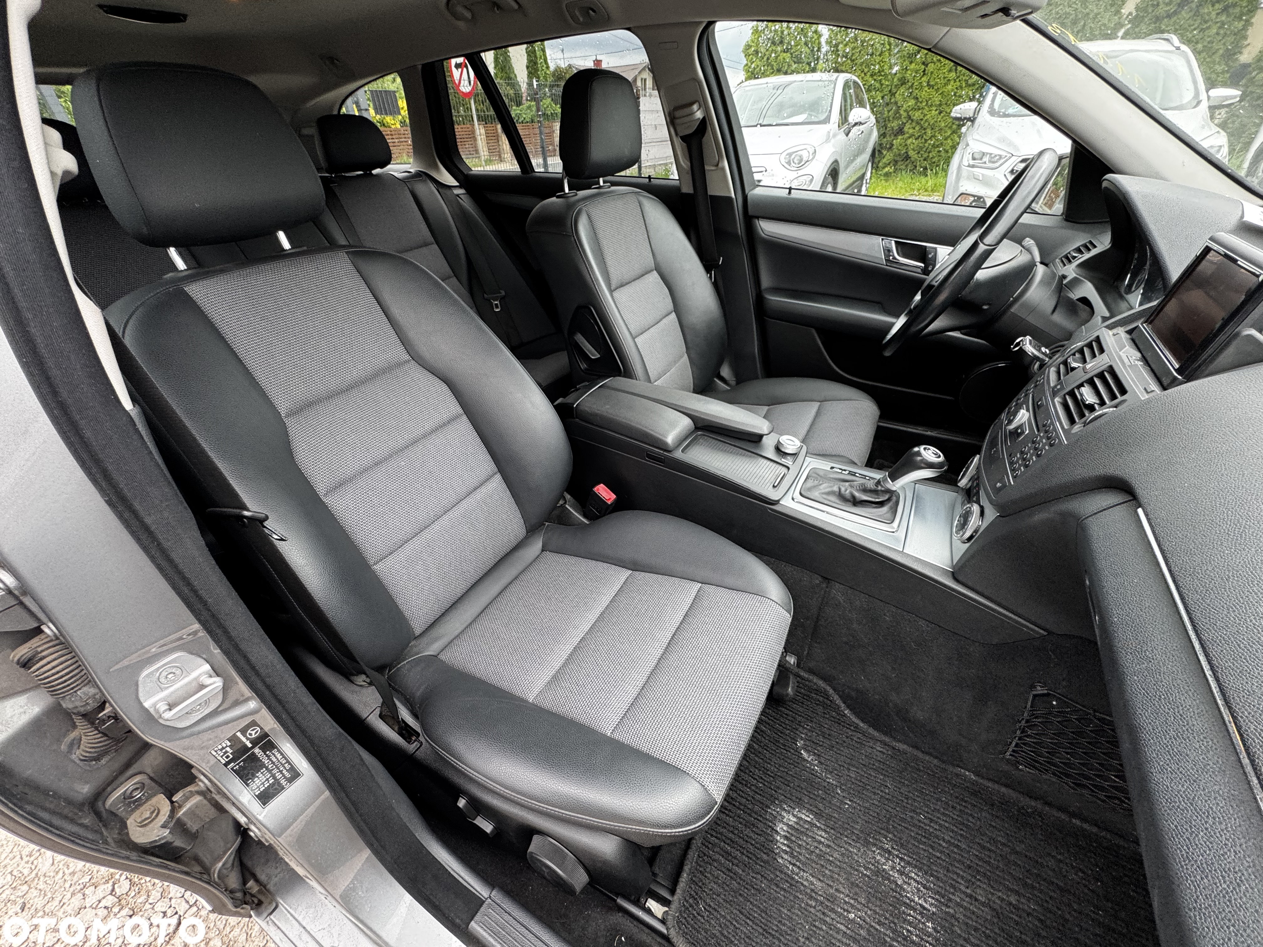 Mercedes-Benz Klasa C 250 CGI T Automatik BlueEFFICIENCY Avantgarde - 33