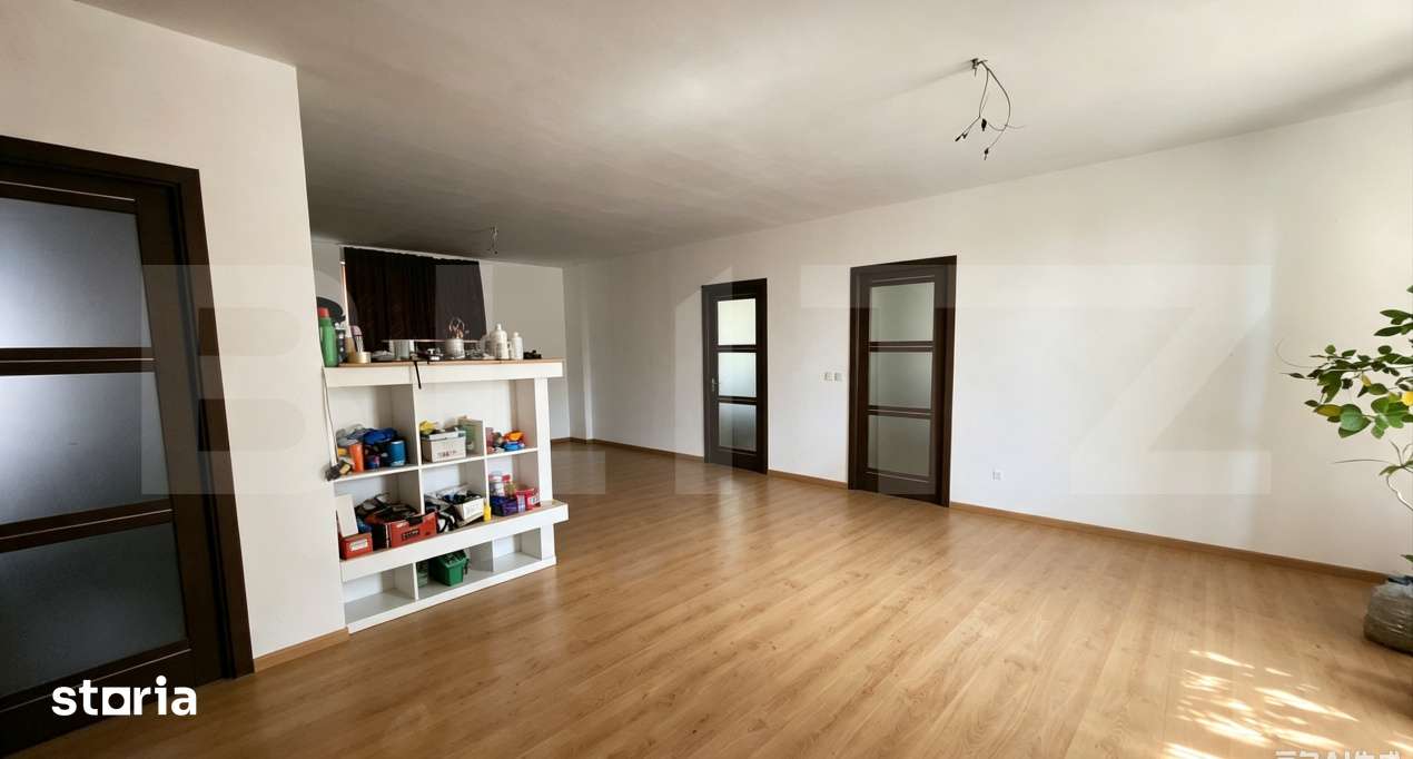 Apartament cu 3 camere, 80 mp, 3.000 mp teren, zona Reghin — fotografia 1