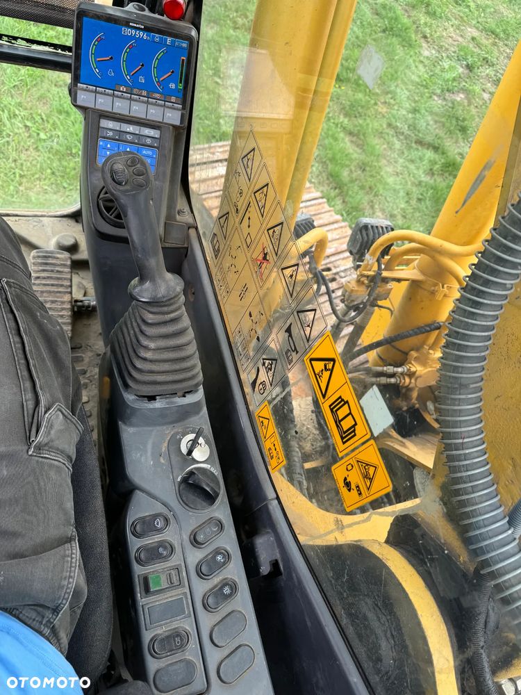 Komatsu PC210 LC - 17