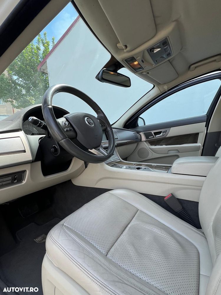 Jaguar XF 2.7D Luxury - 12