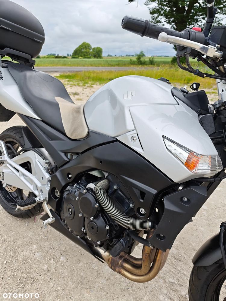 Suzuki GSR - 11