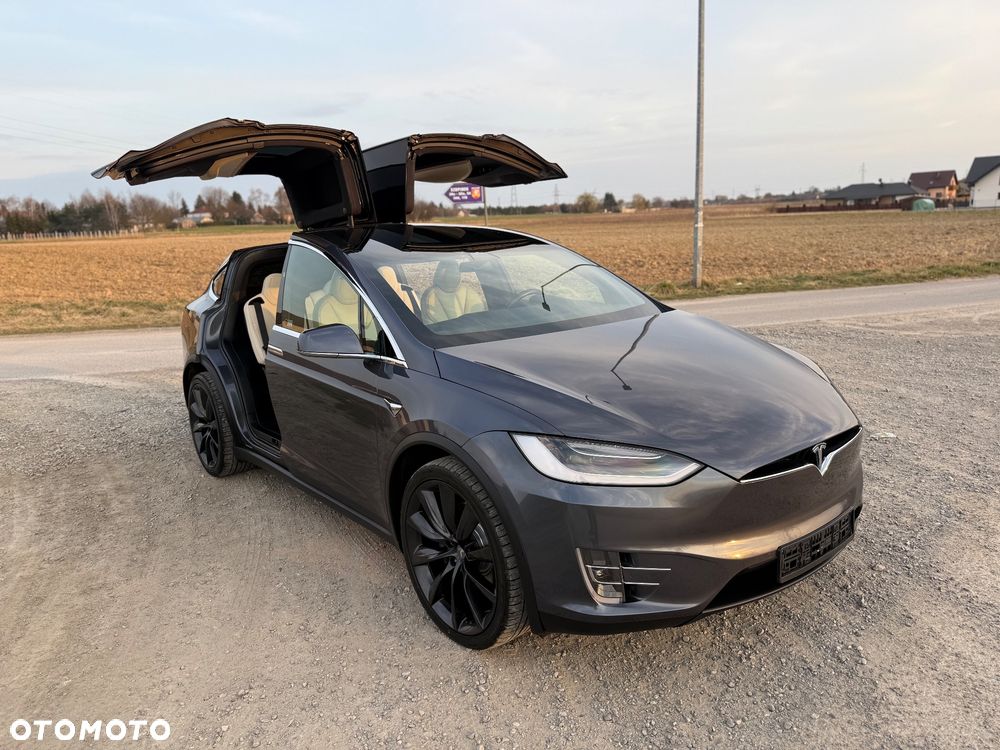 Tesla Model X - 26