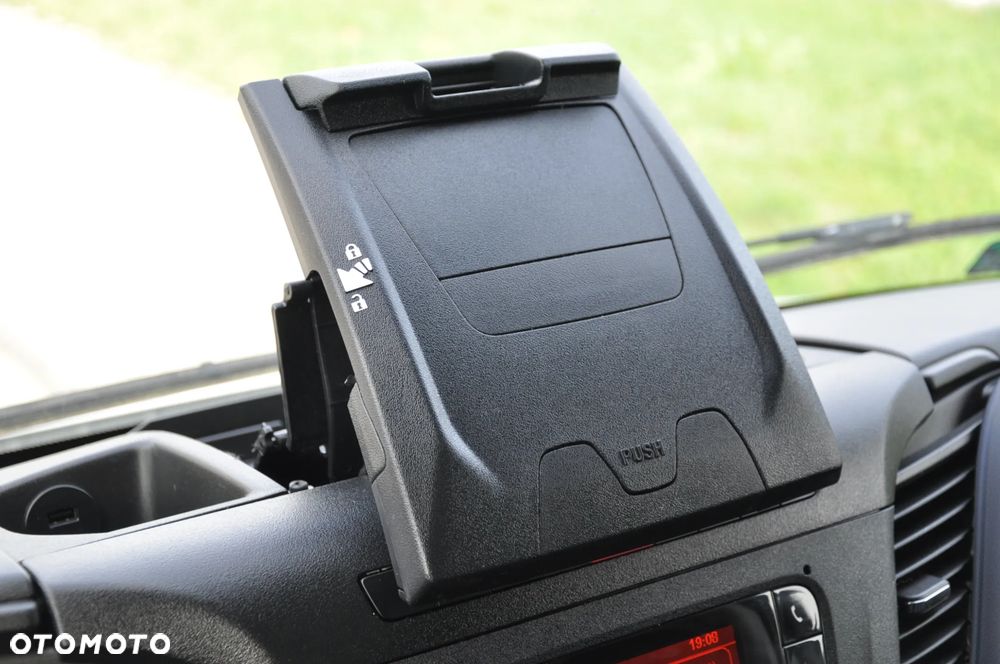Iveco DAILY AUTOMAT CHŁODNIA MROŹNIA IZOTERMA CARRIER HI-MATIC NA BLIŹNIAKU KRAJOWE BEZWYPADKOWE ZASILANIE ZEWNETRZNE 230 V - 12