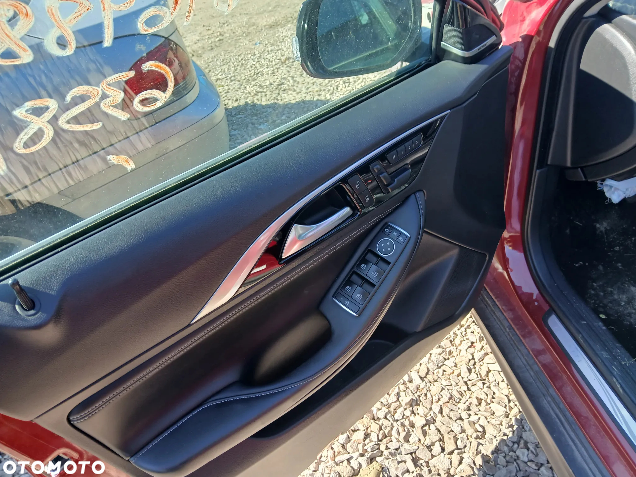 infiniti QX30 fotel fotele kanapa deska kokpit podsufitka boczek boczki klamka podłokietnik licznik - 2