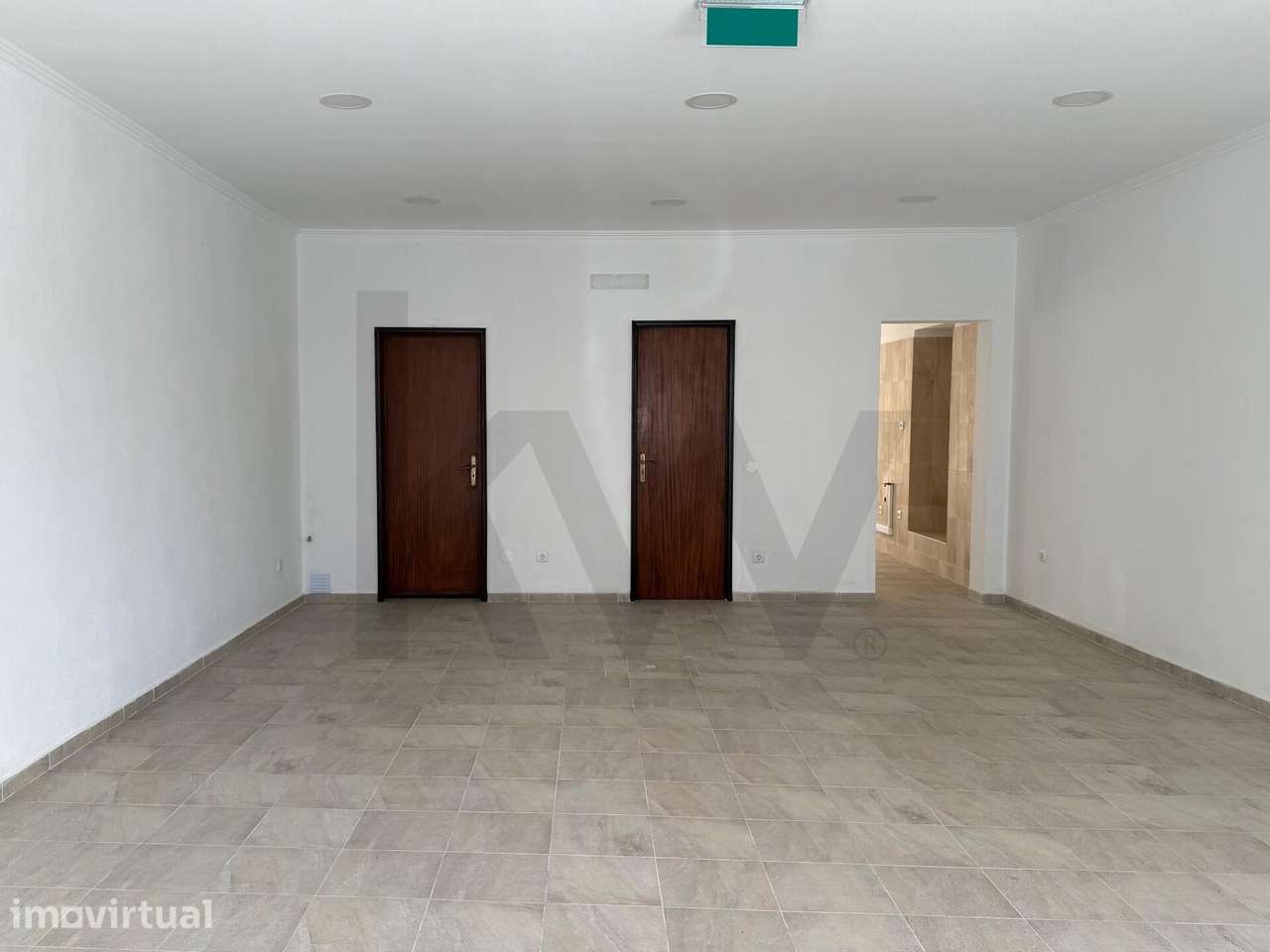 Loja Renovada para Arrendamento com Logradouro e Varanda na Rua Batalh - Grande imagem: 3/30