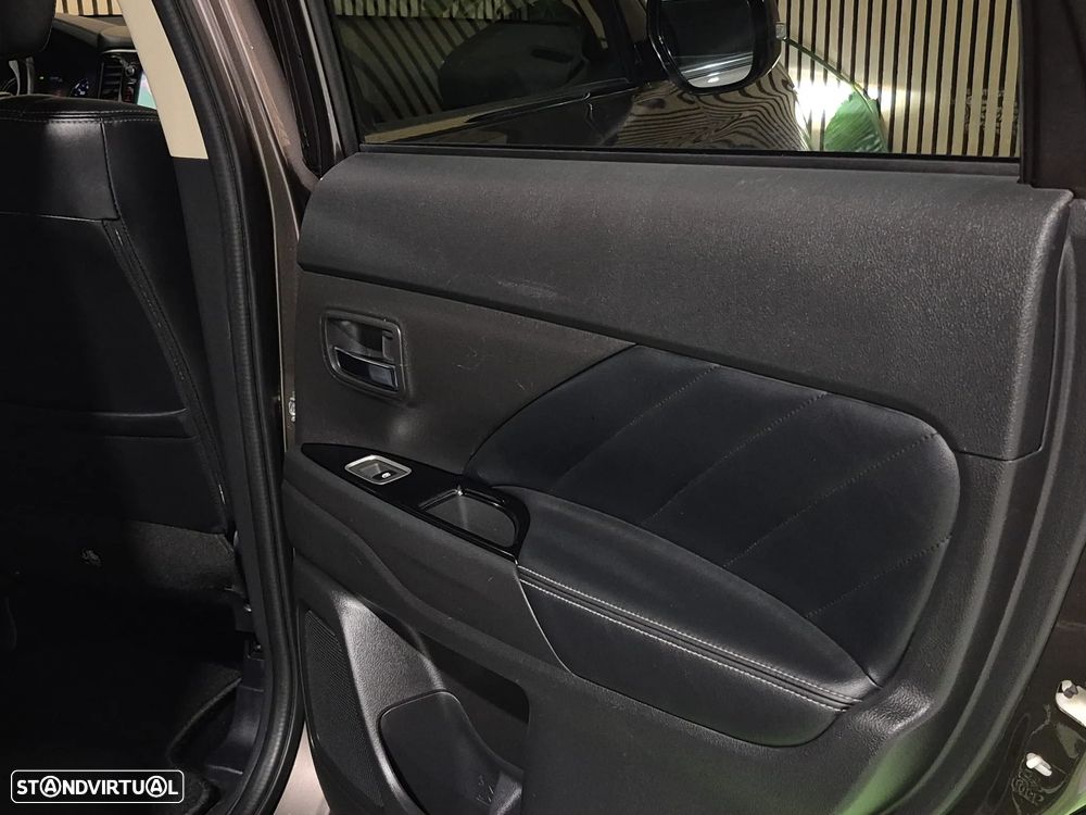 Mitsubishi Outlander 2.0 Instyle Navi - 38