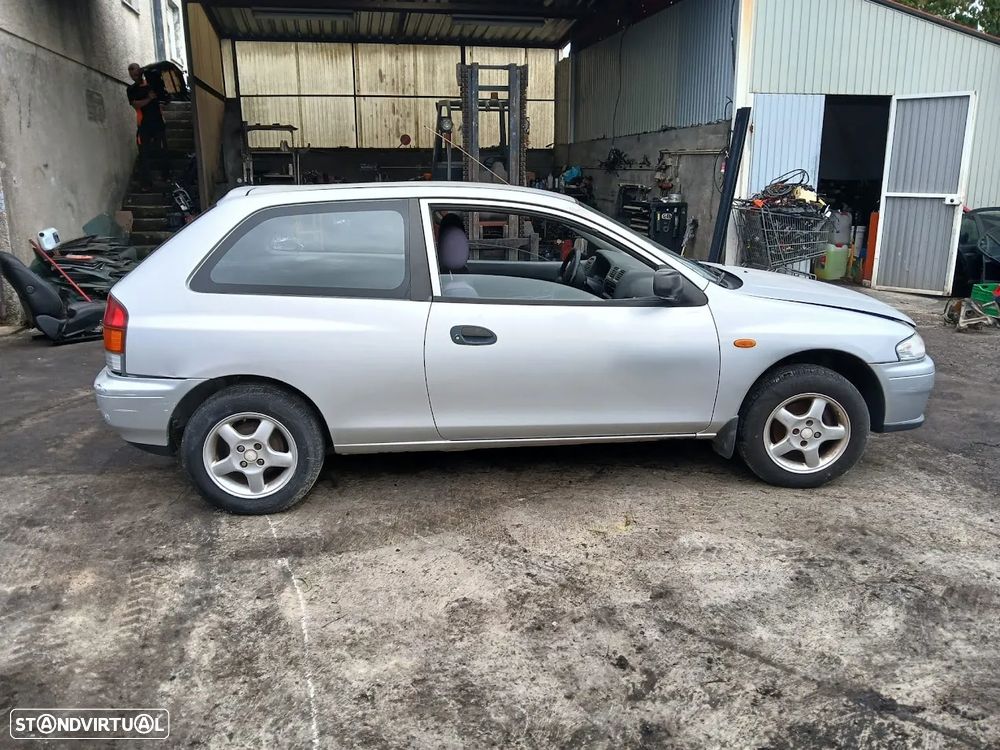 Mazda 323 de 2000 para peças - 2