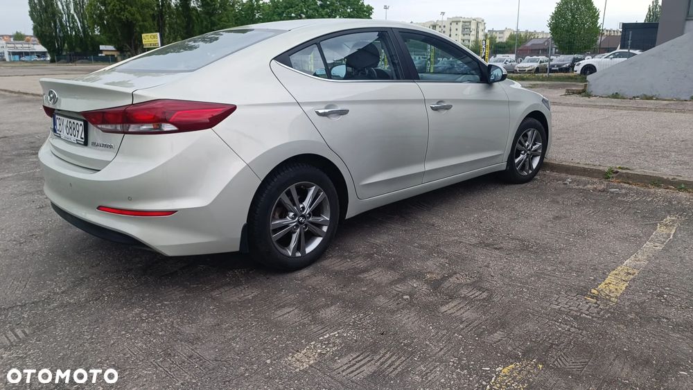 Hyundai Elantra 1.6 Comfort - 9