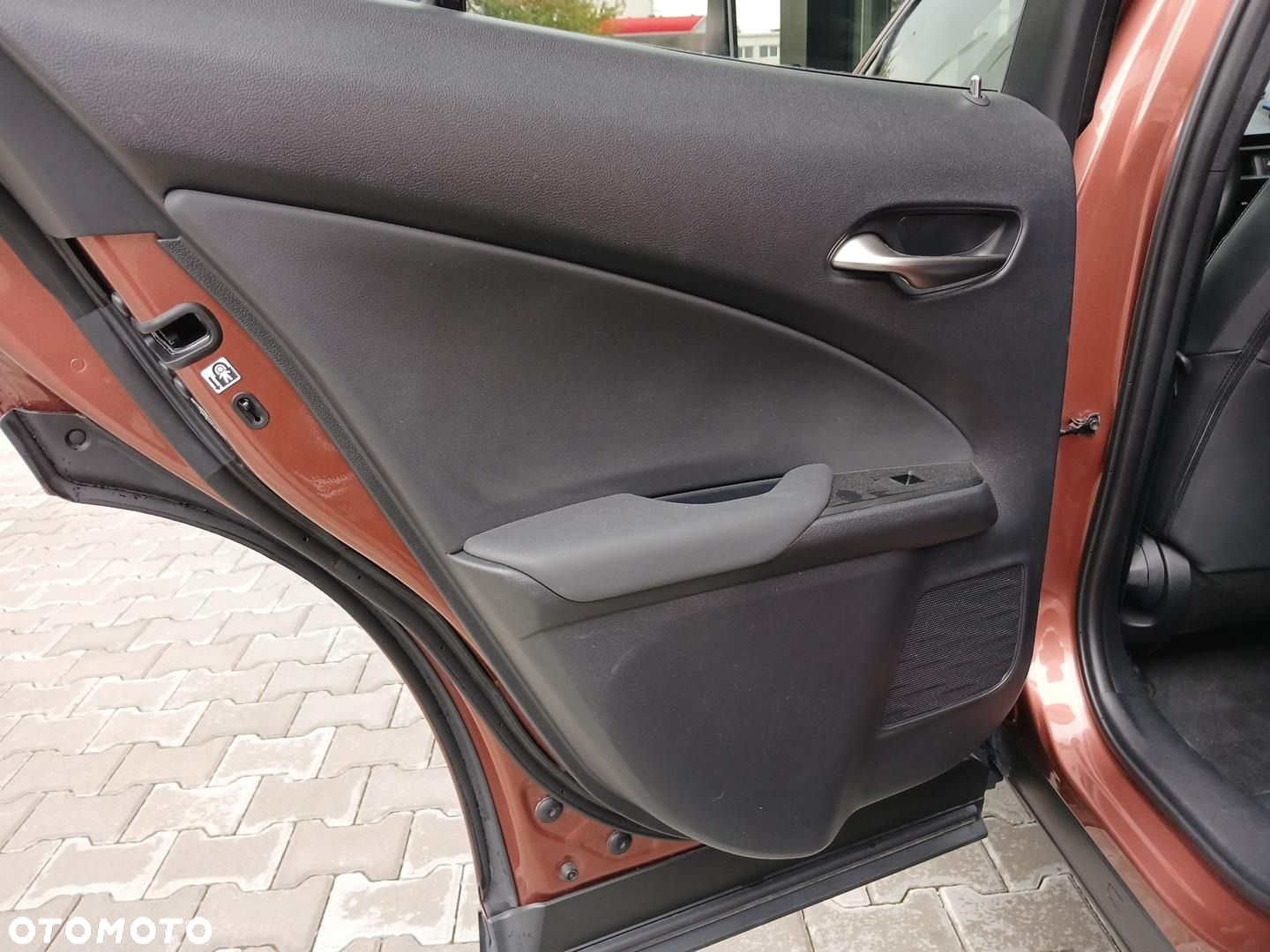 Lexus UX 300h F Sport Design - 24