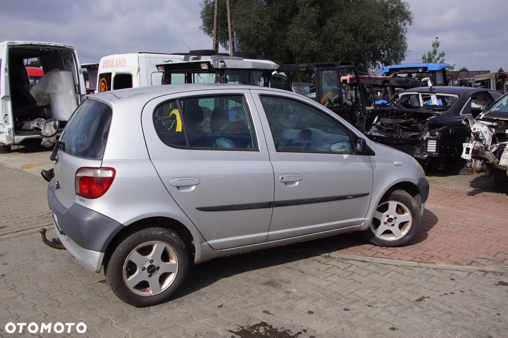 Auto na części - Toyota Yaris I 5D HB 1.0 VVTi 68 KM 1SZ-FE MTM 199 2001R Silnik Skrzynia Zderzak Maska Klapa Drzwi Szyba Klamka Deska Kokpit Sterownik Moduł Wyświetlacz - 3