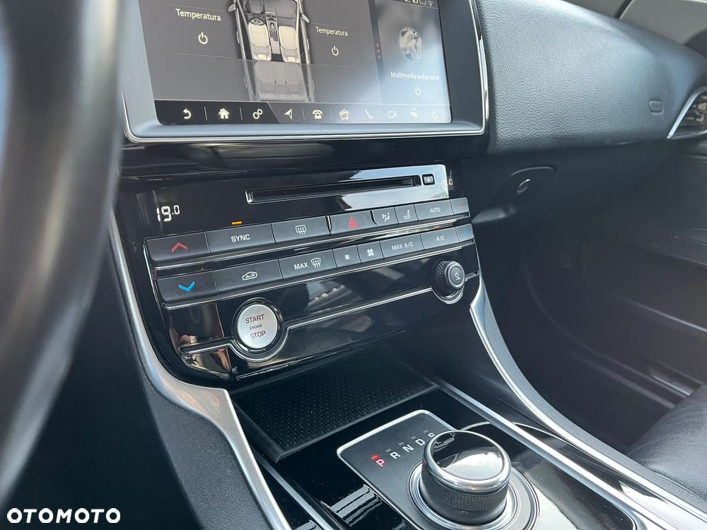 Jaguar XE 2.0 T Portfolio - 28