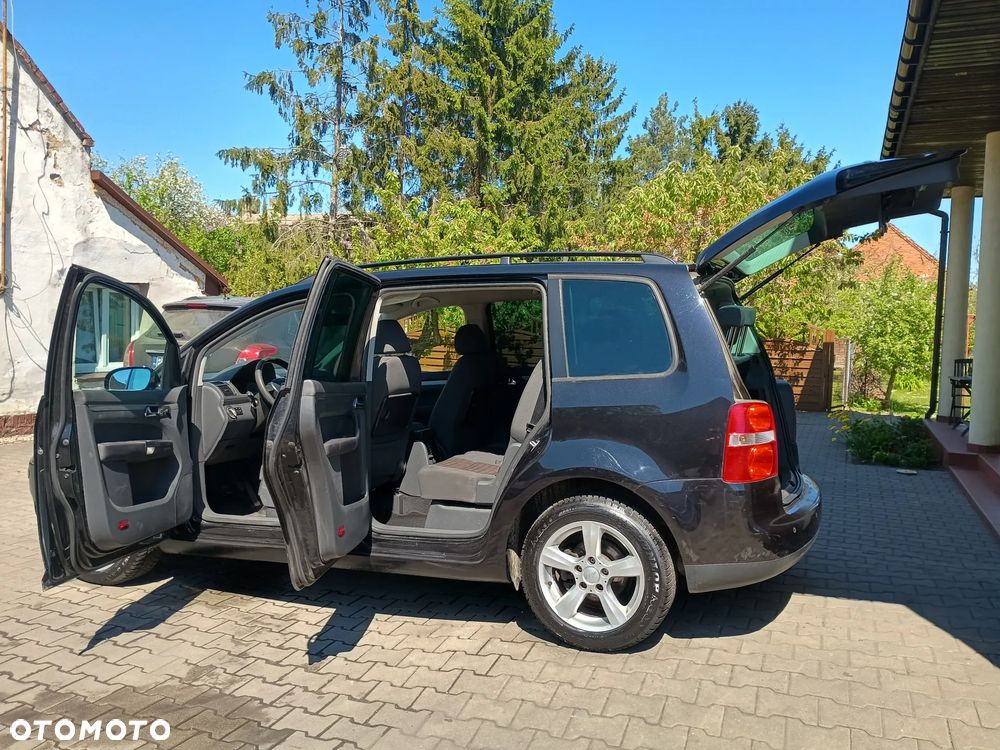 Volkswagen Touran - 11