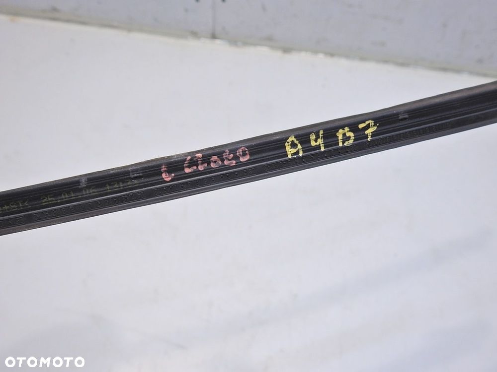 LISTWA SZYBY CZOŁOWEJ LEWA AUDI A4 B7 - 2