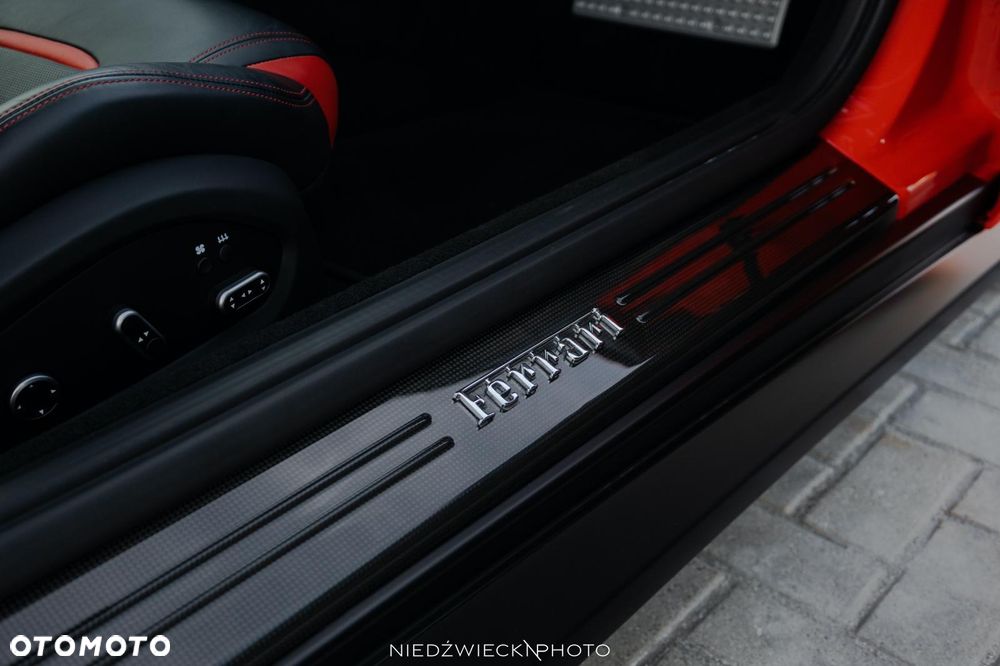 Ferrari GTC4Lusso - 16