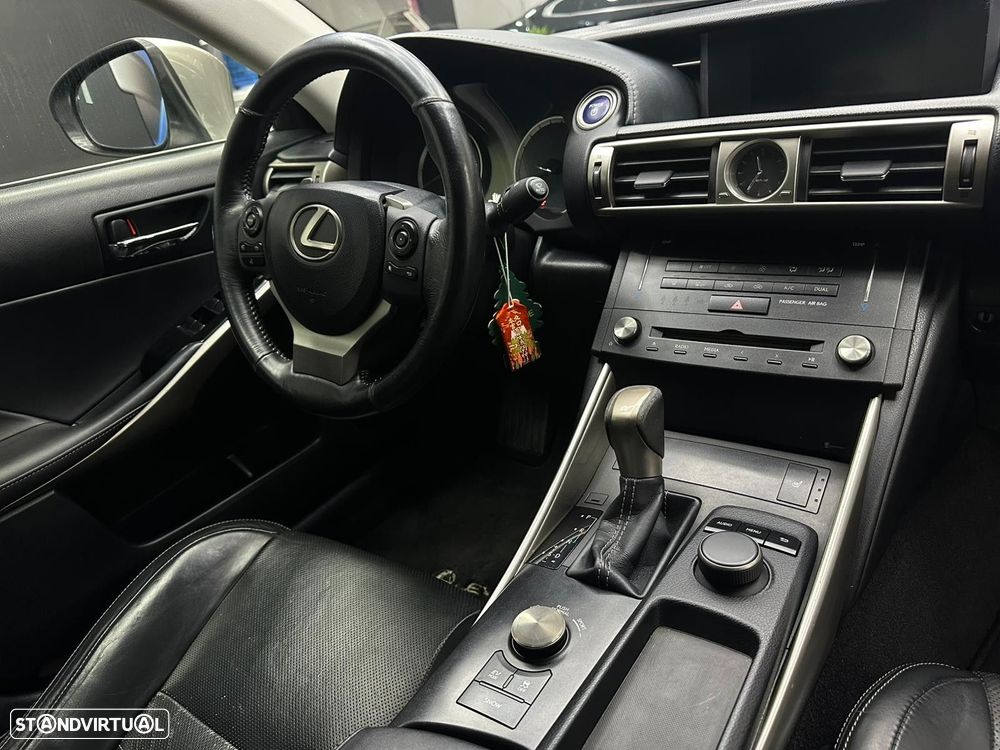 Lexus IS 300H Sport Edition - 17