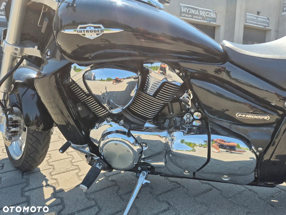 Suzuki Intruder - 13