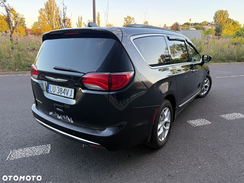 Chrysler Pacifica - 4