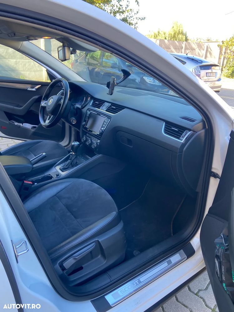 Skoda Octavia 2.0 TDI DSG 4X4 RS - 9
