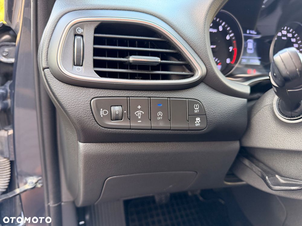 Hyundai i30 1.5 DPI Classic + - 17