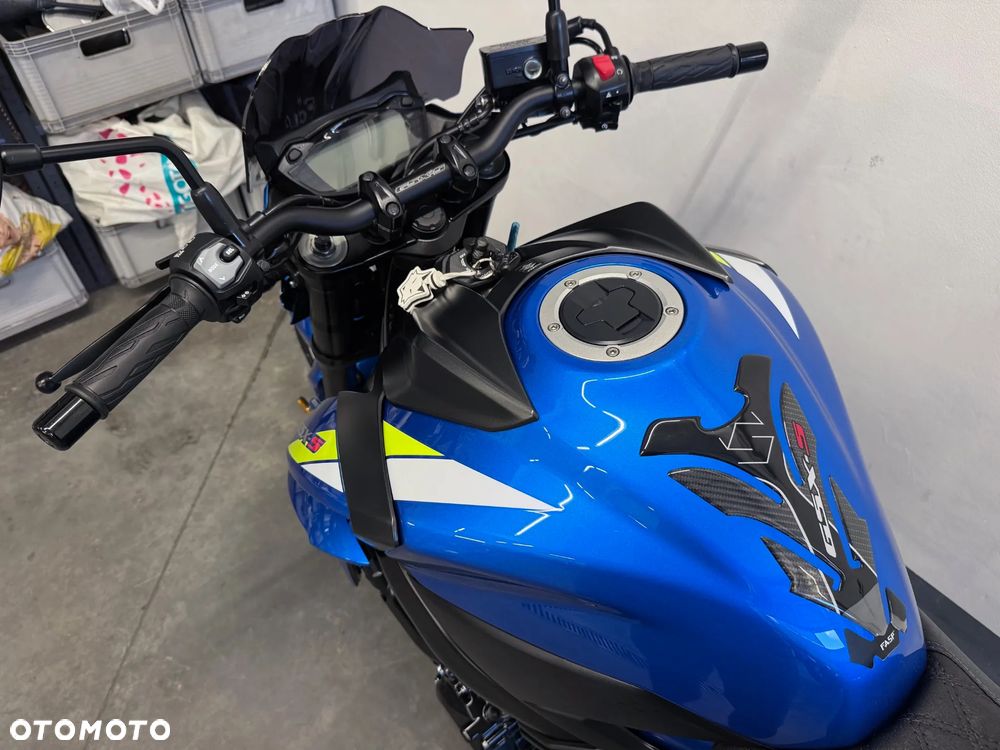 Suzuki GSX - 21