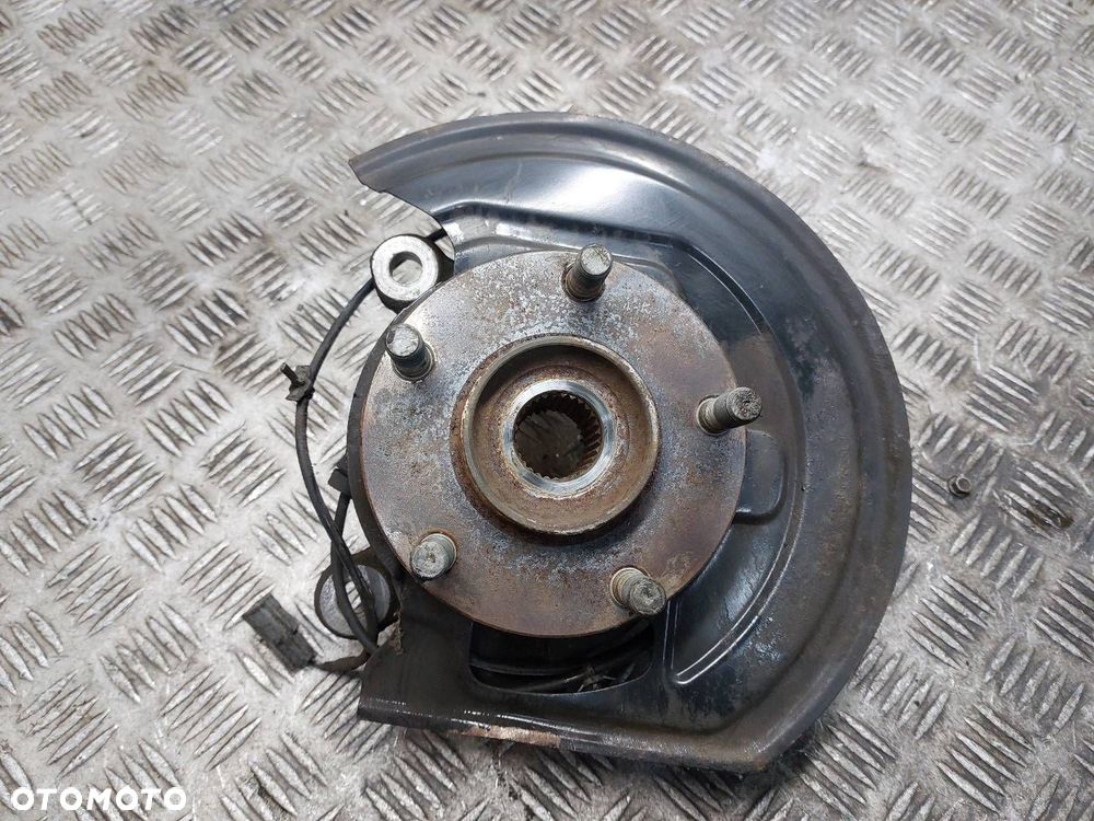 PIASTA ZWROTNICA LEWY PRZÓD + CZUJNIK ABS NISSAN PULSAR C13 1.5 DCI - 1