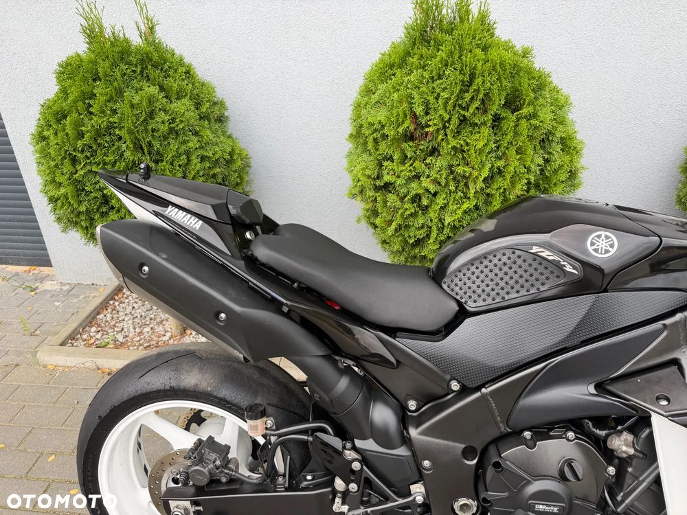 Yamaha R1 - 15