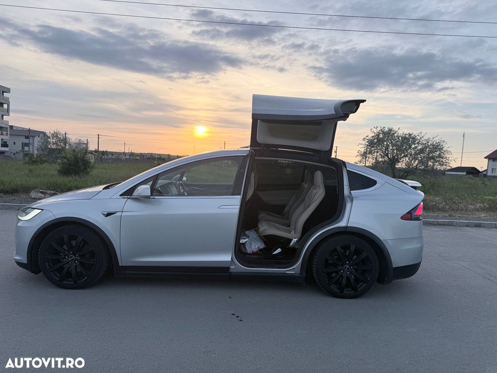 Tesla Model X - 8