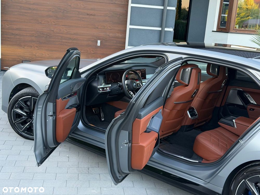 BMW Seria 7 M760e PHEV xDrive Individual Edition sport - 27