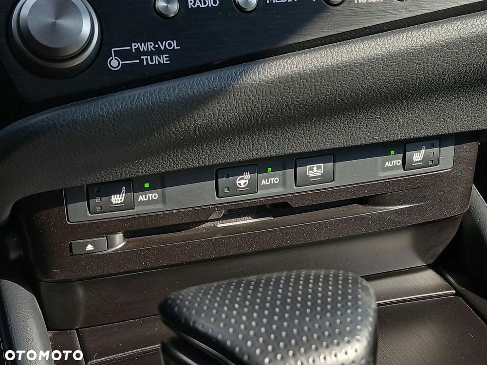 Lexus ES 300h F Sport Edition - 26