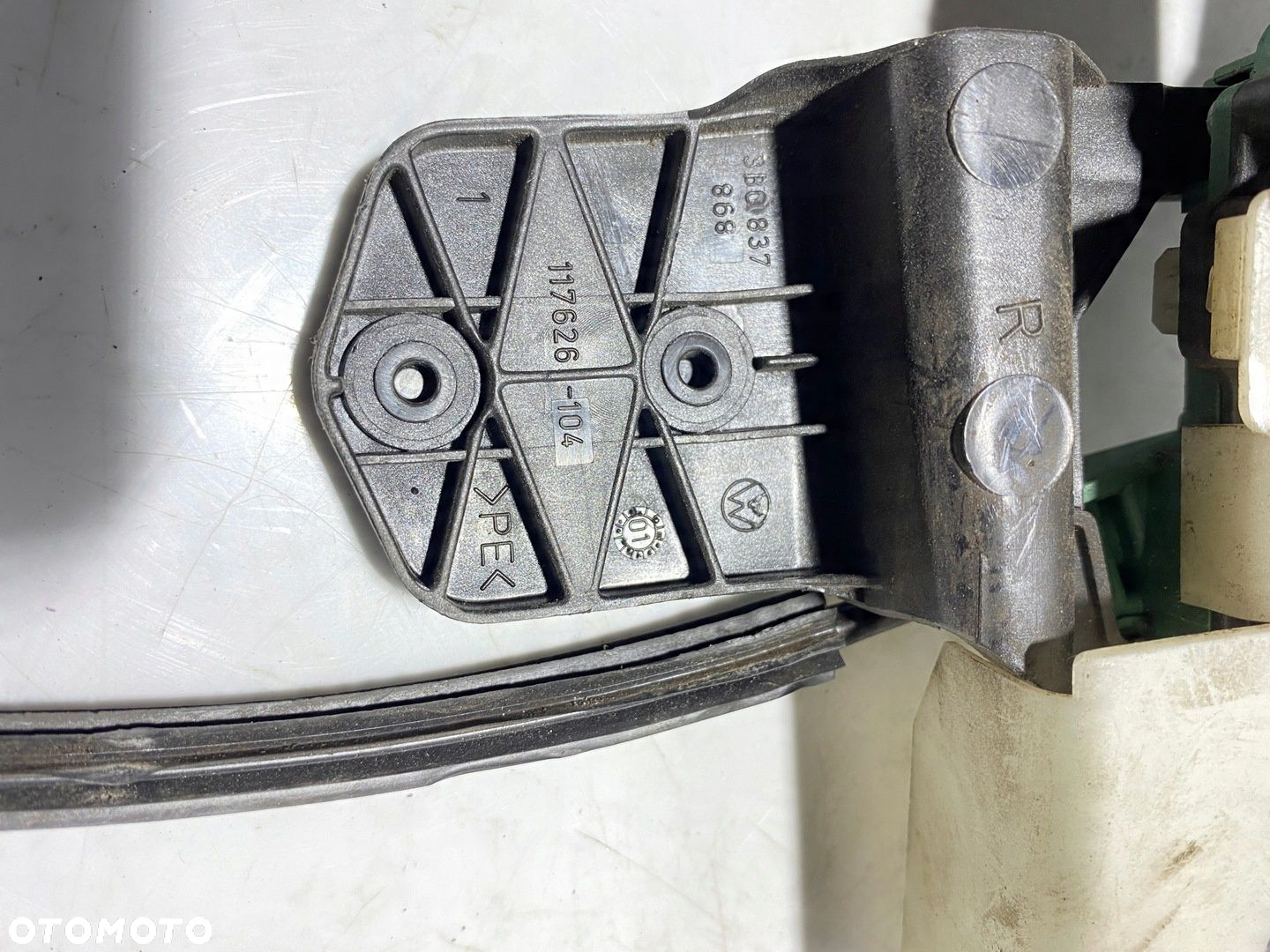 ZAMEK DRZWI PRAWY PRZÓD VW PASSAT B5 3B0837868 - 2