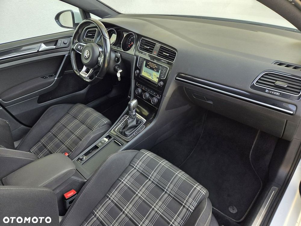Volkswagen Golf - 10