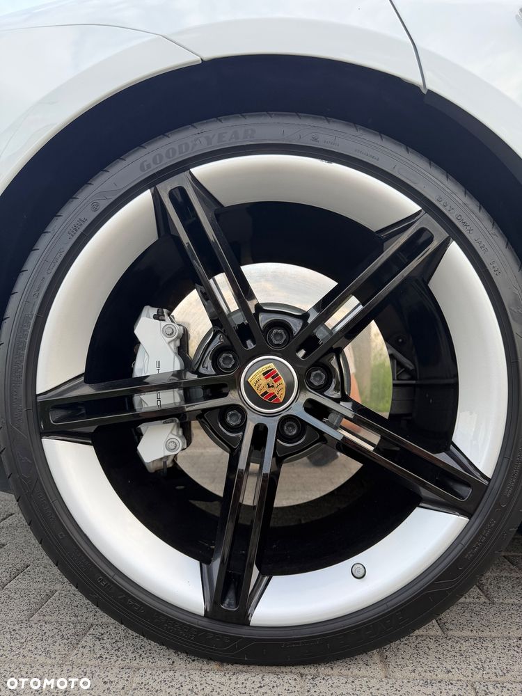Porsche Taycan - 11