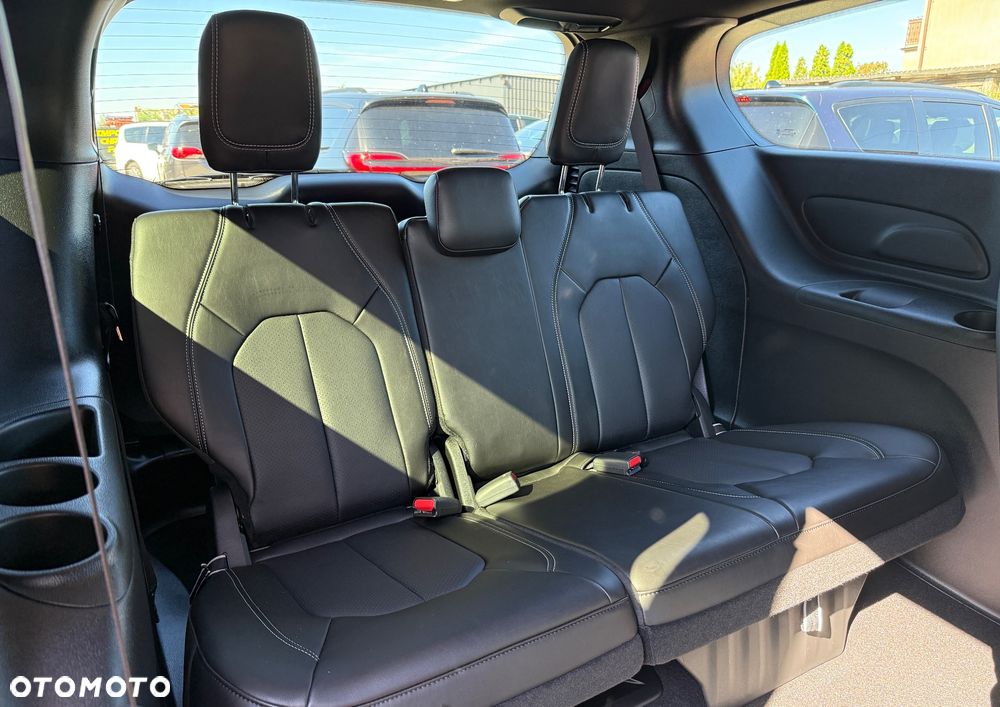 Chrysler Pacifica - 32