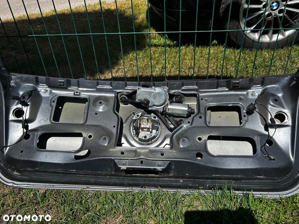 Klapa bagażnika BMW E87 120d Sparkling Graphite (A22) | Wycieraczka, Blenda, Antena - 4