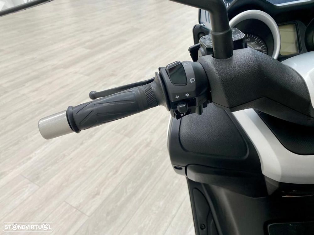 Yamaha X-Max - 7