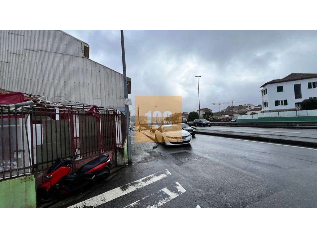 Espaço comercial com potencial para habitação T3 em Rio Tinto - Grande imagem: 5/26