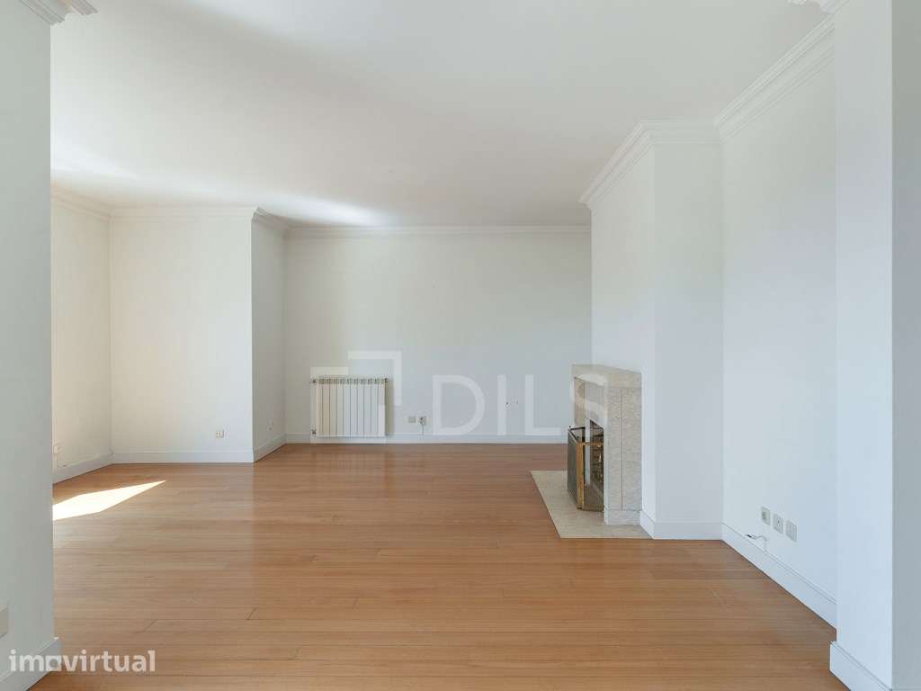 Apartamento T3 com varanda com vista rio e estacionamento, no Restelo - Grande imagem: 3/25