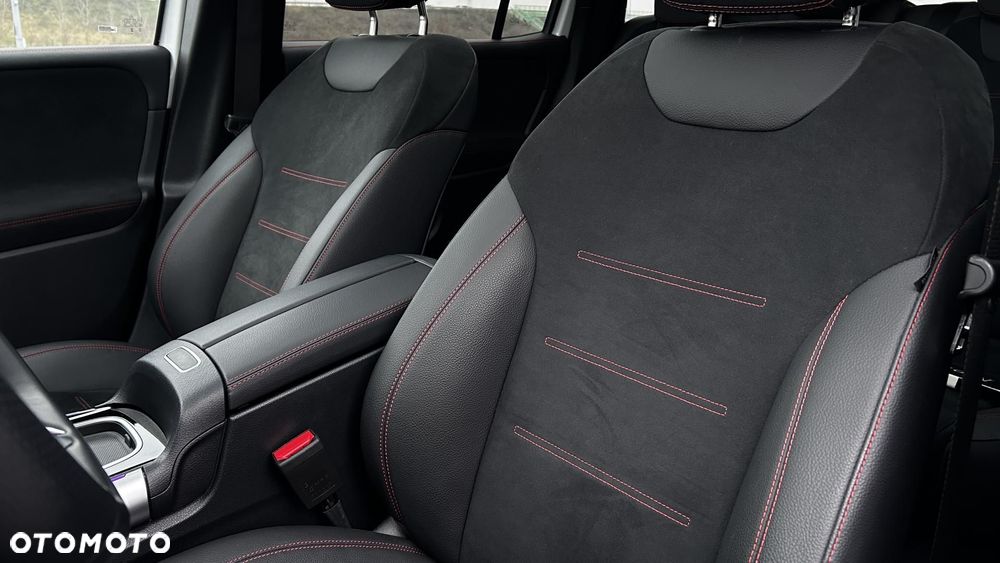 Mercedes-Benz GLB - 12