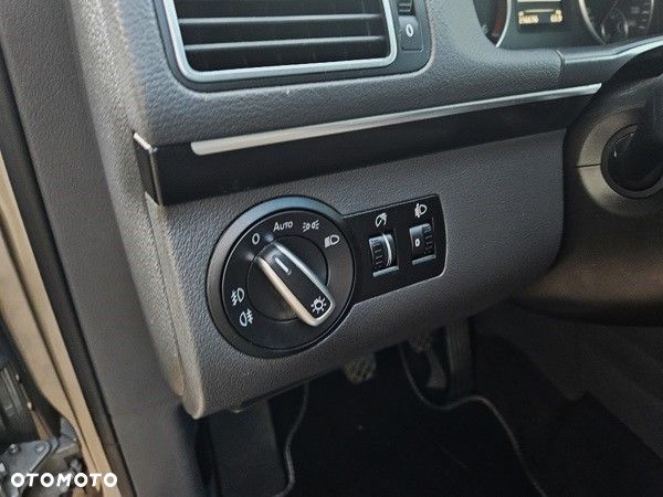 Volkswagen Touran - 12